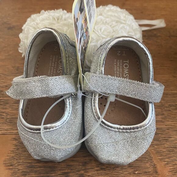 TOMS Tiny Mary Janes in Silver Iridescent Toddler Size T2 Hook and Loop NWT - Picture 1 of 6